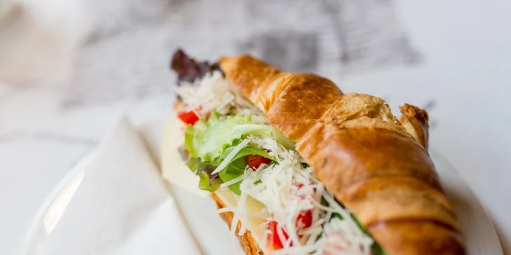 Káva, horúci drink, zákusok, croissant či pralinky v café Racine