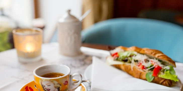 Káva, horúci drink, zákusok, croissant či pralinky v café Racine