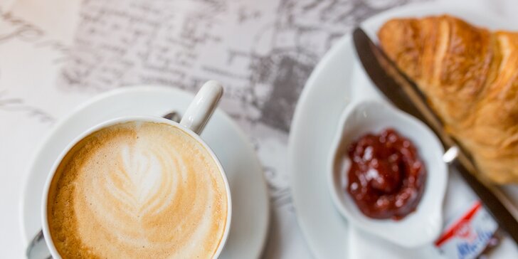Káva, horúci drink, zákusok, croissant či pralinky v café Racine