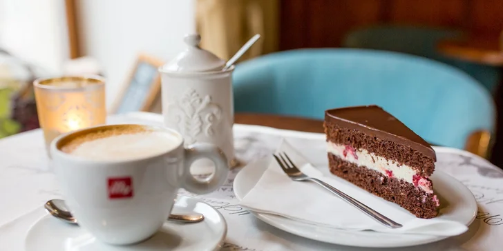 Káva, horúci drink, zákusok, croissant či pralinky v café Racine