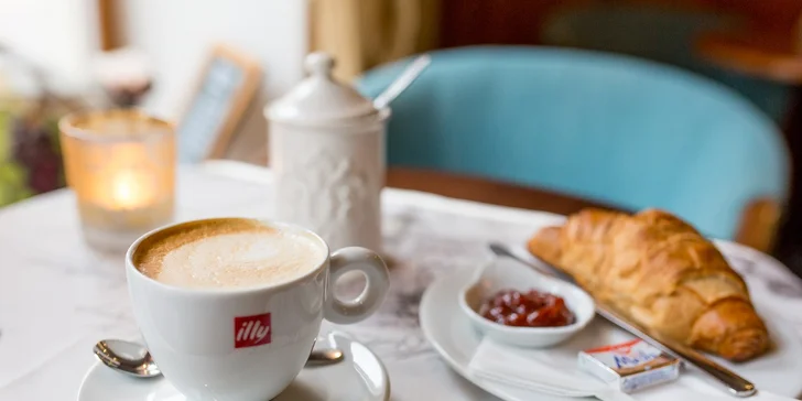 Káva, horúci drink, zákusok, croissant či pralinky v café Racine