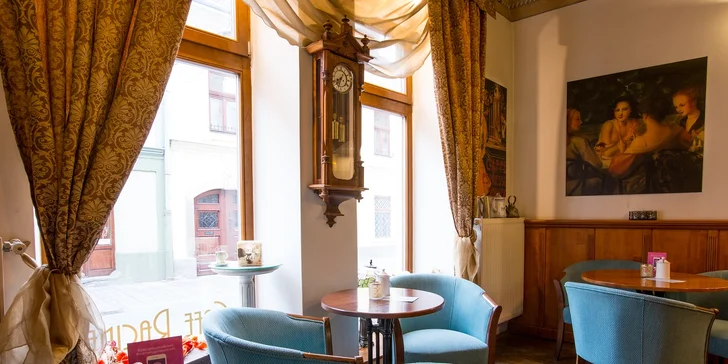 Káva, horúci drink, zákusok, croissant či pralinky v café Racine
