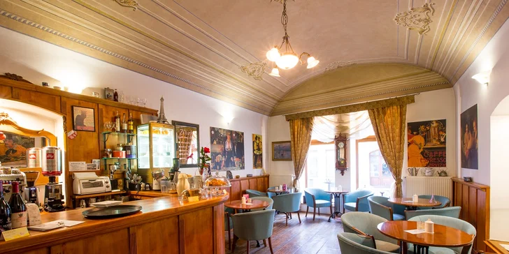 Káva, horúci drink, zákusok, croissant či pralinky v café Racine