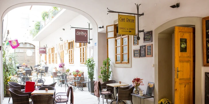 Káva, horúci drink, zákusok, croissant či pralinky v café Racine