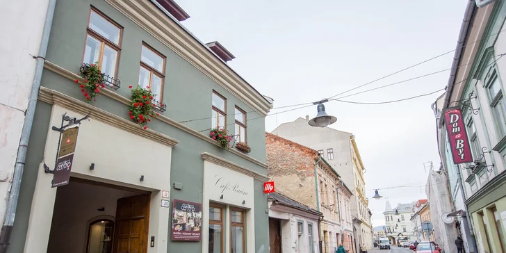 Káva, horúci drink, zákusok, croissant či pralinky v café Racine