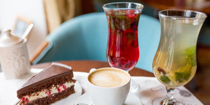 Káva, horúci drink, zákusok, croissant či pralinky v café Racine