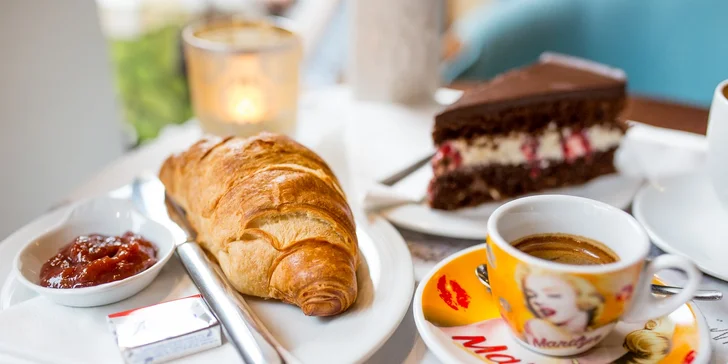 Káva, horúci drink, zákusok, croissant či pralinky v café Racine