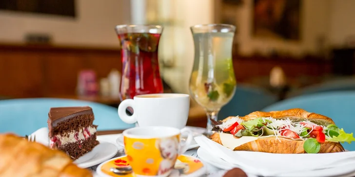 Káva, horúci drink, zákusok, croissant či pralinky v café Racine