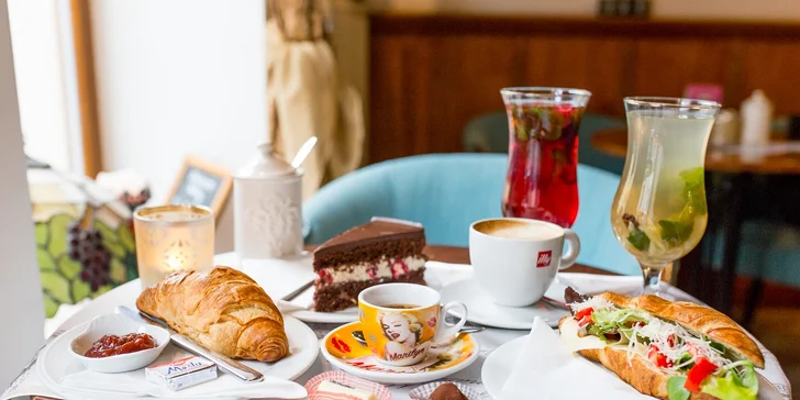 Káva, horúci drink, zákusok, croissant či pralinky v café Racine