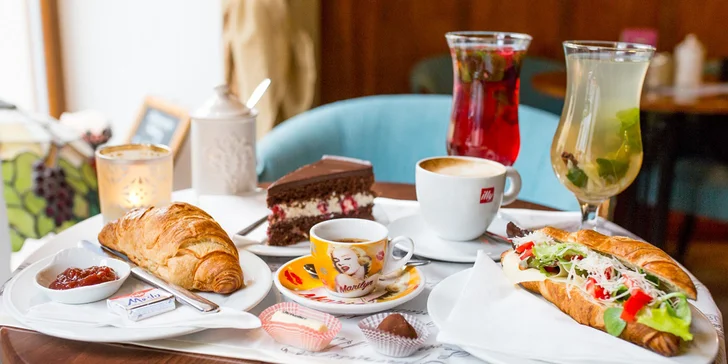 Káva, horúci drink, zákusok, croissant či pralinky v café Racine
