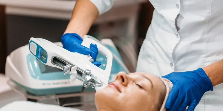 Vitamínová mezoterapia Vital injectorom na tvár alebo dekolt