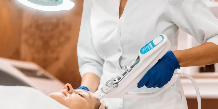 Vitamínová mezoterapia Vital injectorom na tvár alebo dekolt