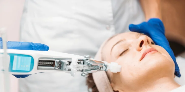 Vitamínová mezoterapia Vital injectorom na tvár alebo dekolt
