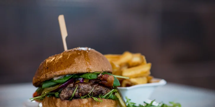 4 druhy burgrov aj s omáčkou a steakovými hranolčekmi