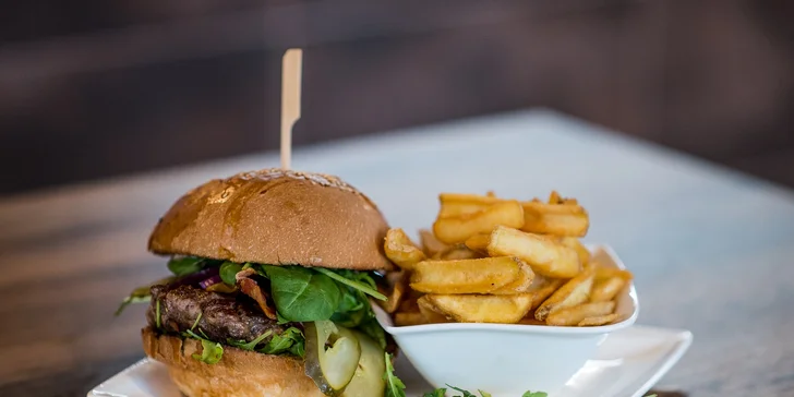 4 druhy burgrov aj s omáčkou a steakovými hranolčekmi