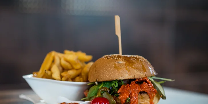 4 druhy burgrov aj s omáčkou a steakovými hranolčekmi