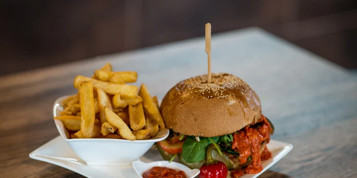 4 druhy burgrov aj s omáčkou a steakovými hranolčekmi