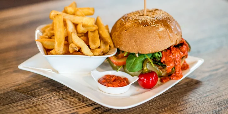 4 druhy burgrov aj s omáčkou a steakovými hranolčekmi