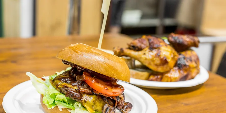 Polovica grilovaného kurčaťa alebo študentský hovädzí burger