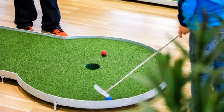 Vstup na jediný vnútorný minigolf v Košiciach - zábava pre celú rodinu!