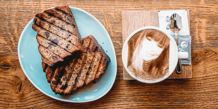 Selfiecinno s vlastnou fotografiou a domáci banana bread vo Five Points