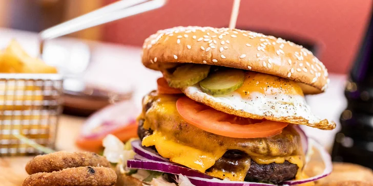 Burger s hranolčekmi a hodinou bowlingu