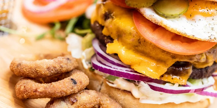 Burger s hranolčekmi a hodinou bowlingu