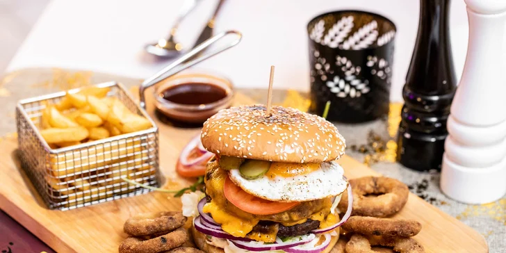 Burger s hranolčekmi a hodinou bowlingu