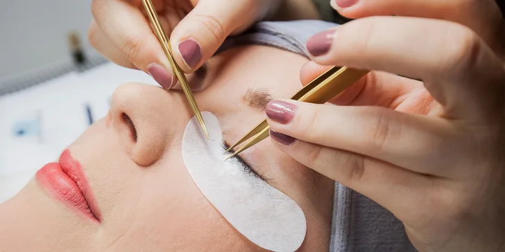 Lash lifting, predĺženie rias či spoločenské líčenie
