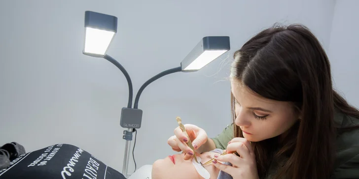 Lash lifting, predĺženie rias či spoločenské líčenie