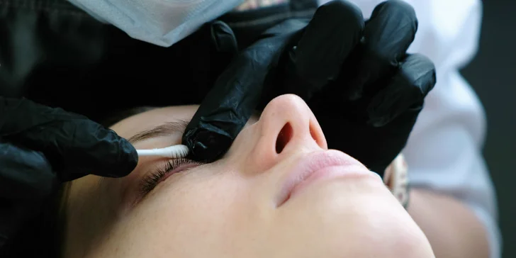 Diamantová mikrodermabrázia, regeneračné ošetrenie alebo botox mihlaníc