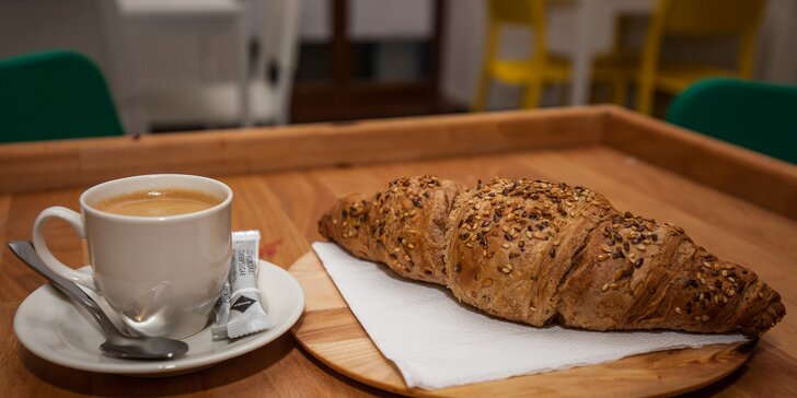 Raňajky v Kartoške: Panini, celozrnný croissant alebo bagel s nápojom