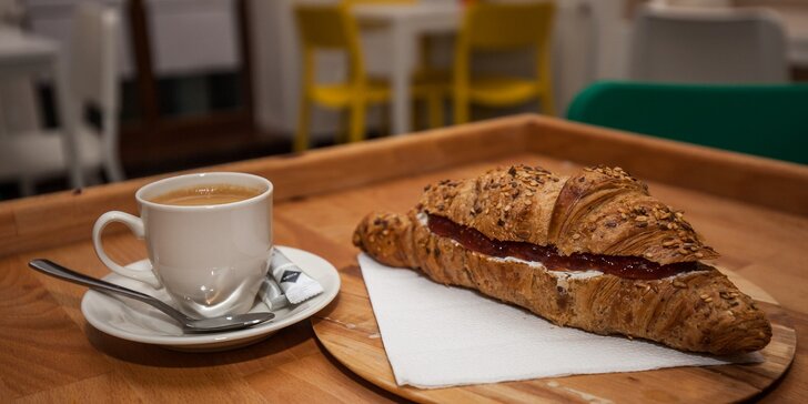 Raňajky v Kartoške: Panini, celozrnný croissant alebo bagel s nápojom
