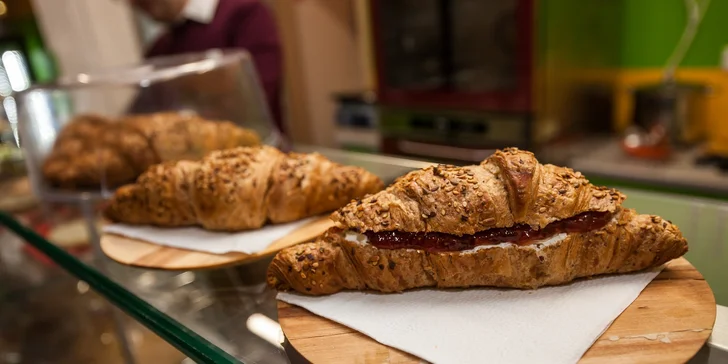 Raňajky v Kartoške: Panini, celozrnný croissant alebo bagel s nápojom