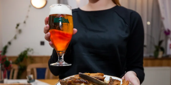 Pečené rebrá so strapačkami alebo s chlebom + Pivo alebo kofola