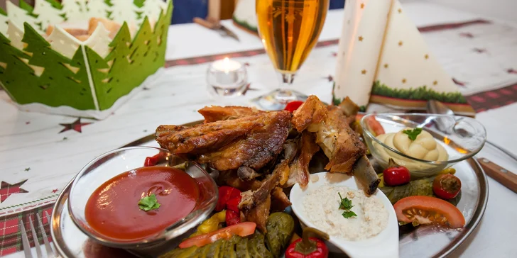 Pečené rebrá so strapačkami alebo s chlebom + Pivo alebo kofola