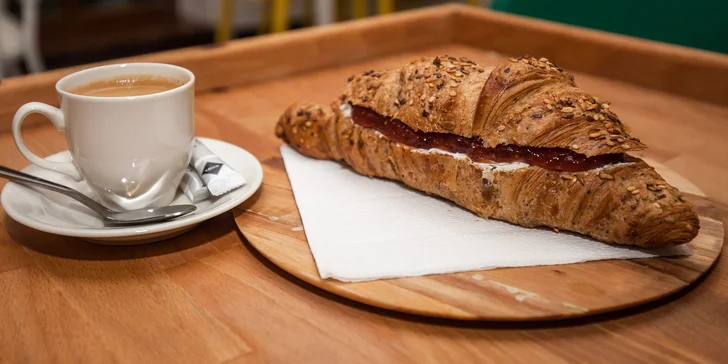 Raňajky v Kartoške: Panini, celozrnný croissant alebo bagel s nápojom