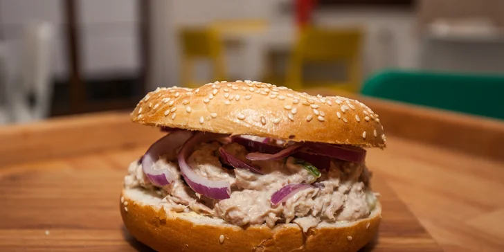 Raňajky v Kartoške: Panini, celozrnný croissant alebo bagel s nápojom
