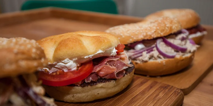 Raňajky v Kartoške: Panini, celozrnný croissant alebo bagel s nápojom