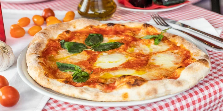 Pravá talianska pizza pripravená pizza majstrom z Neapola