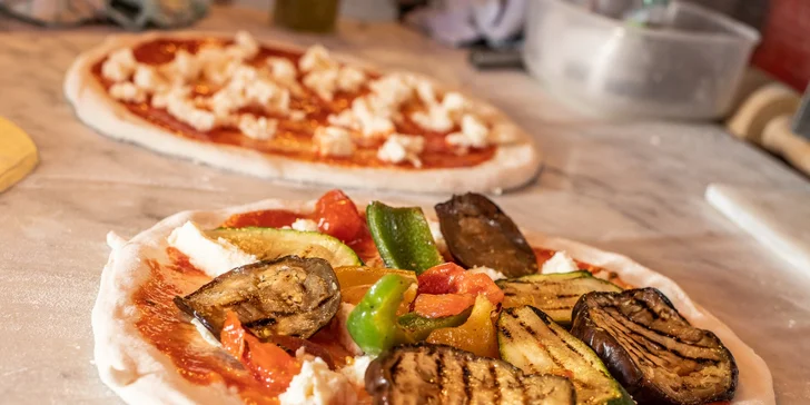 Pravá talianska pizza pripravená pizza majstrom z Neapola