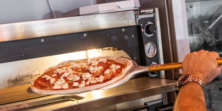 Pravá talianska pizza pripravená pizza majstrom z Neapola