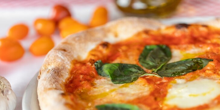 Pravá talianska pizza pripravená pizza majstrom z Neapola
