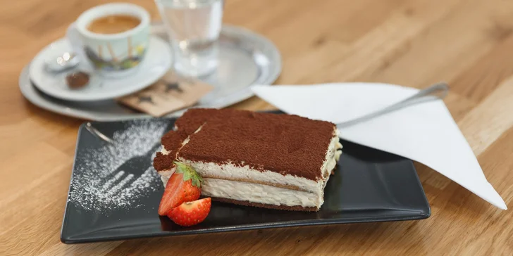 Vlastnoručne vyrábané tiramisu a káva pre náročných