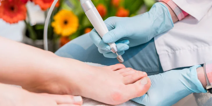 Wellness perličková pedikúra s masážou chodidiel či parafínovým zábalom rúk
