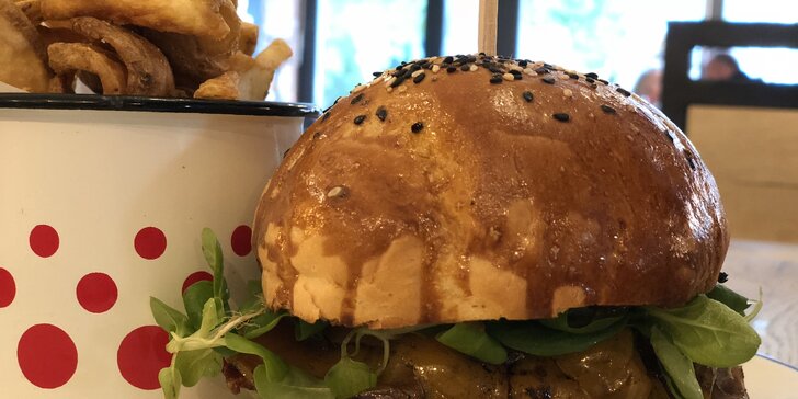 Royal burger s hranolčekmi a domácou tatárskou omáčkou