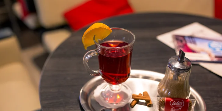 Netradičný grog, varené víno, horúca čokoláda alebo čaj s koláčom