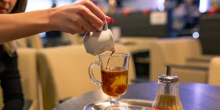 Netradičný grog, varené víno, horúca čokoláda alebo čaj s koláčom
