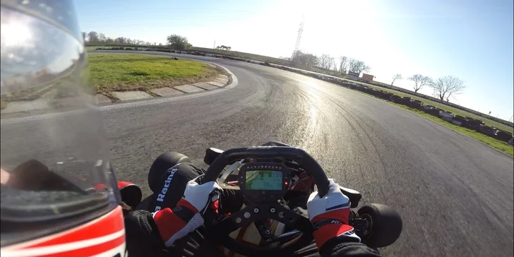 Adrenalín ako na F1: Jazda v profesionálnej motokáre na závodnom okruhu