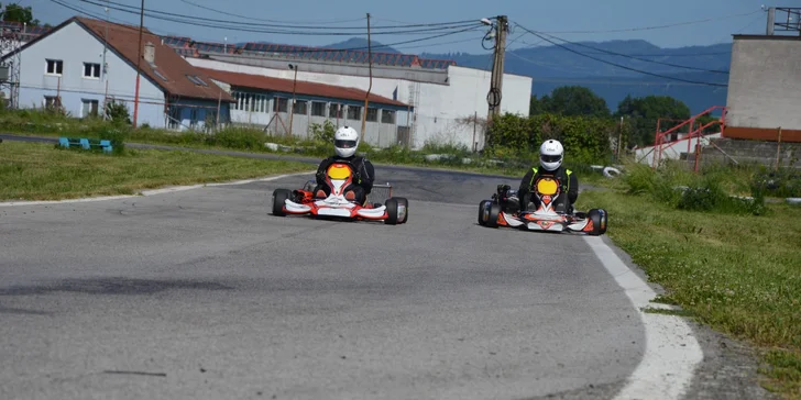 Adrenalín ako na F1: Jazda v profesionálnej motokáre na závodnom okruhu